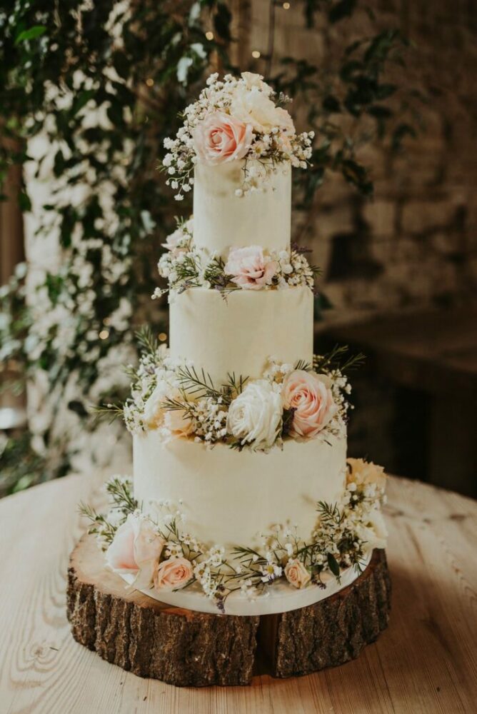 Rustic wedding cake with flowers