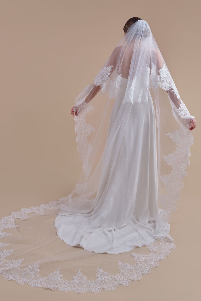 https://blog.nearlynewlywed.com/wp-content/images/Anomalie-royal-cathedral-double-custom-veils-2090_700x.jpg