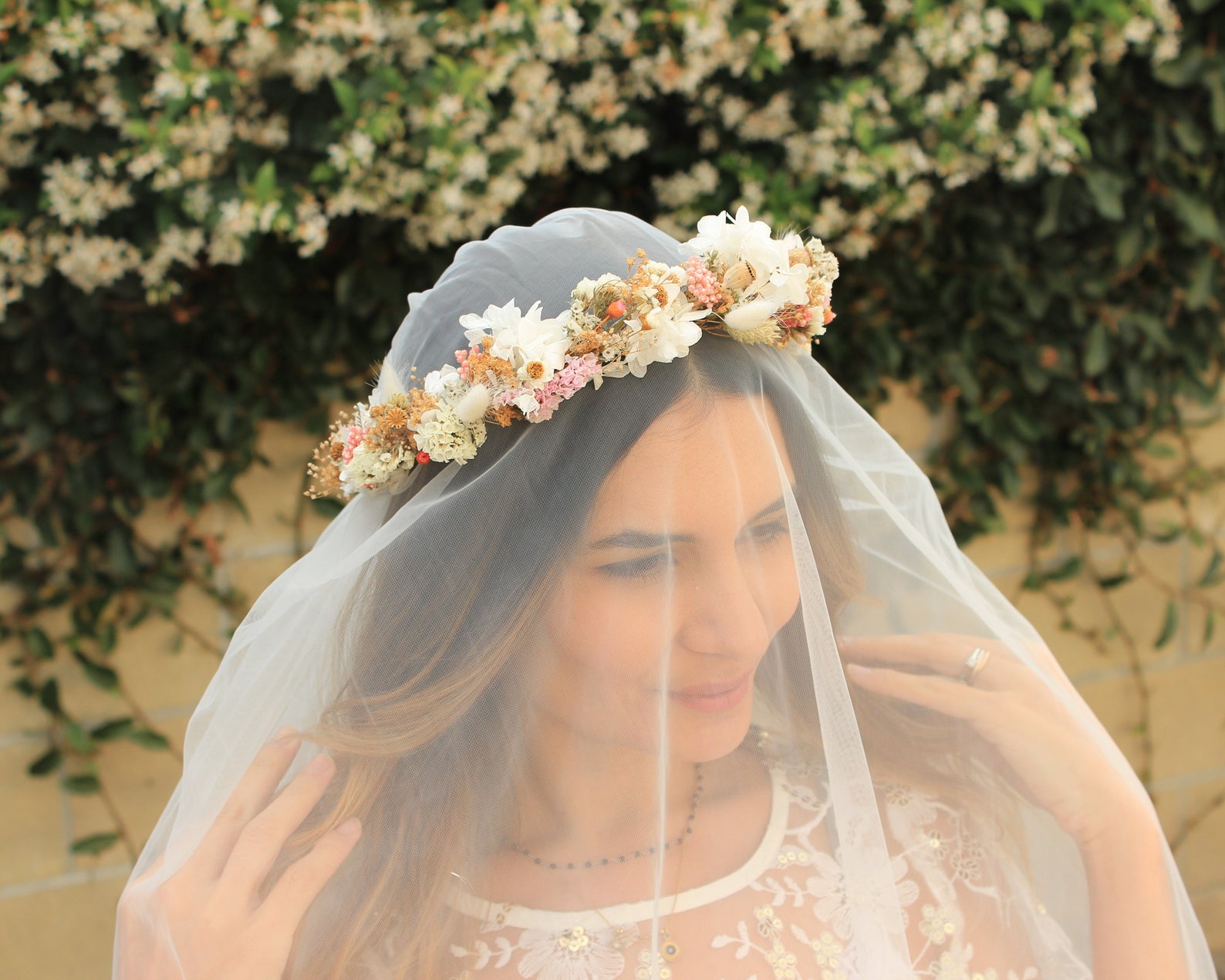 15 Ways to Wear a Veil and Flower Crown Combo