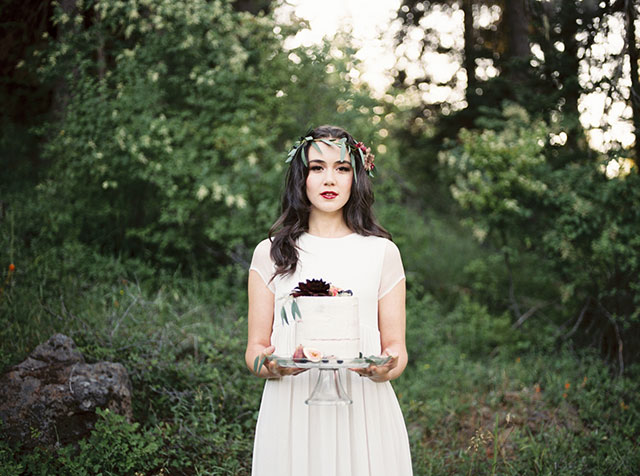 A romantic bridal inspiration shoot in Oregon with locally sourced flowers and ingredients for the cake by Juliet Ashley Photography