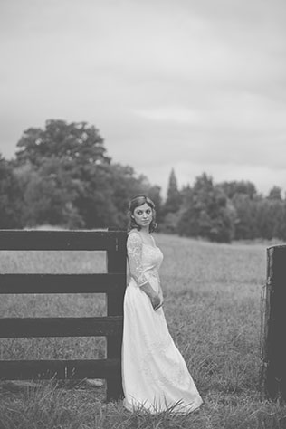 A summer bridal session on an overcast day at a historic plantation in the South | Kelly Rae Stewart Photography: kellyraestewart.com
