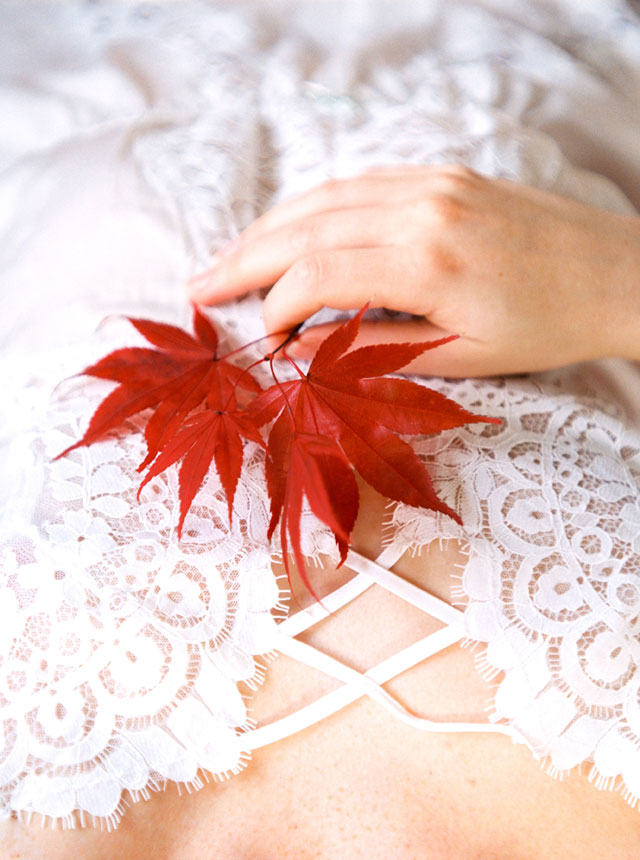 A soft and simple fall bridal boudoir shoot inspired by the natural beauty of autumn by Mylyn Wood Photography