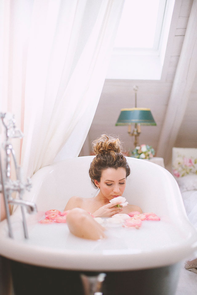 A feminine and romantic Italian bridal boudoir shoot with gorgeous lace and a milk bath by Tiziana Gallo Fotografa