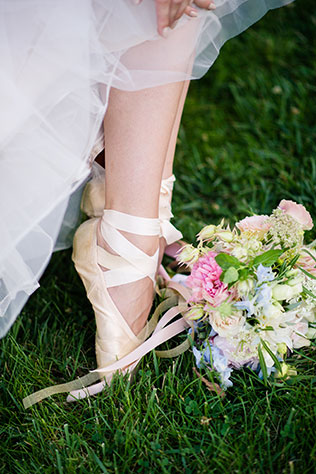 An elegant and sophisticated outdoor ballet bridal inspiration shoot at River Farm in Virginia by Traci J. Brooks Studios