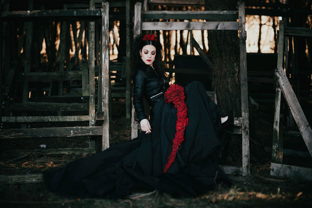 I'm Not Complete is a gothic bridal inspiration shoot featuring blood red roses, black bridal attire and moody elements by Italian photographer Andrea Fusaro