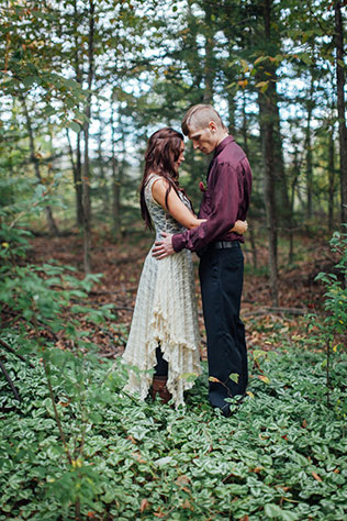 A moody and dark forest wedding inspiration shoot in black, red and gold with seasonal elements | Artemis Photography: http://www.artemis-portraits.com