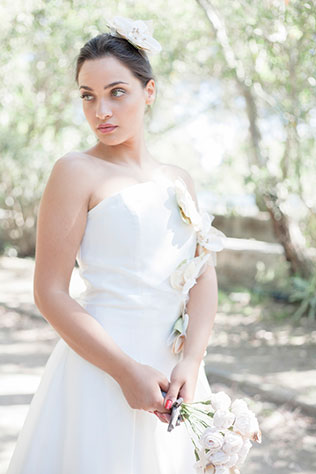 A bridal fashion editorial featuring an eco-friendly, modern bride // photo by Chiara Natale: http://www.chiaranatale.com || see more on https://blog.nearlynewlywed.com