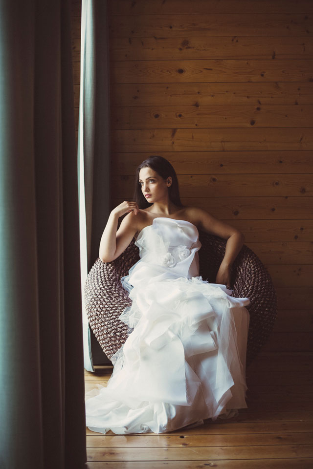 A bridal fashion editorial featuring an eco-friendly, modern bride // photo by Chiara Natale: http://www.chiaranatale.com || see more on https://blog.nearlynewlywed.com