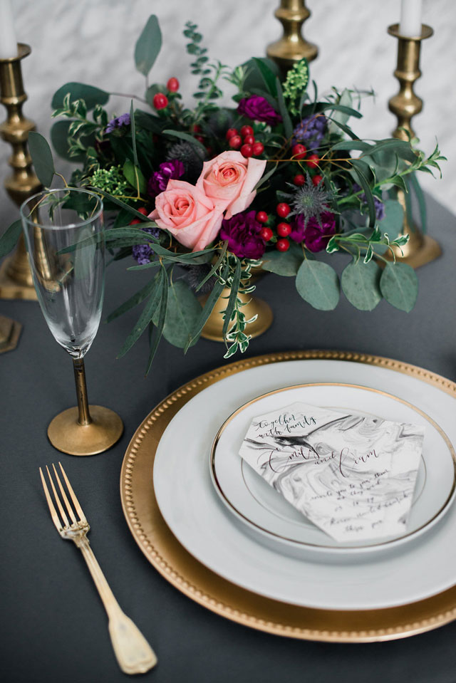 A bold love styled shoot with marble textures, gold accents and a moody color scheme by Clara Cecilia Photography