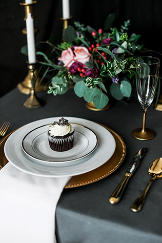 A bold love styled shoot with marble textures, gold accents and a moody color scheme by Clara Cecilia Photography