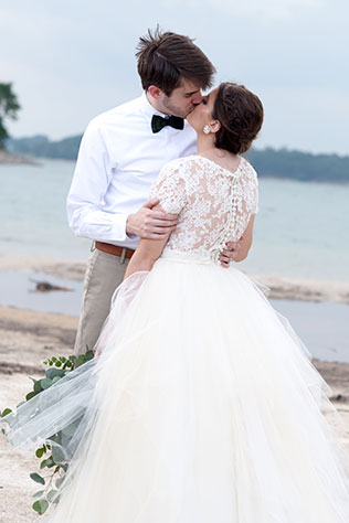 A coastal wedding inspiration shoot featuring seashells, greenery and watercolor details by Diana Bello Studio LLC