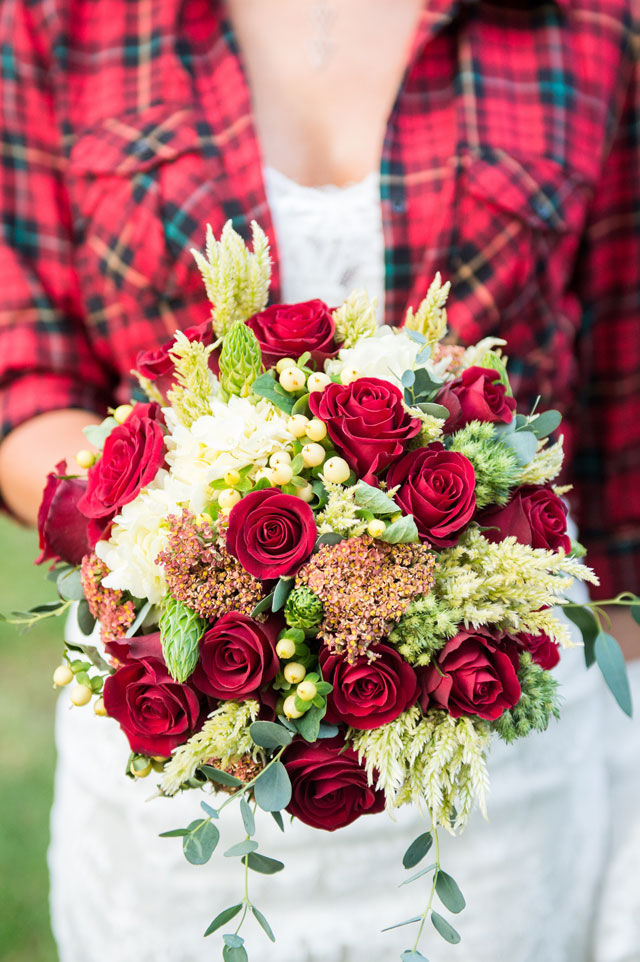A rustic red and green winter wedding inspiration shoot at a country villa // photo by Elizabeth Henson Photos: http://elizabethhensonphotos.com || see more on https://blog.nearlynewlywed.com