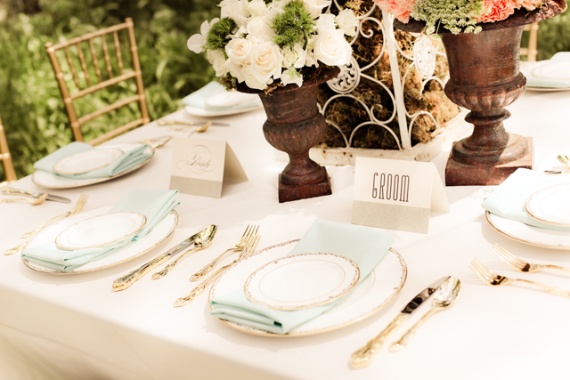 Wedding inspiration on a budget for a vintage romantic potluck-style wedding // photos by Jamie Bearg Photography: http://jamiebeargphotography.com || see more on https://blog.nearlynewlywed.com