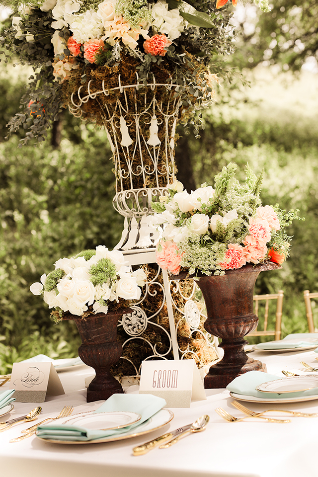 Wedding inspiration on a budget for a vintage romantic potluck-style wedding // photos by Jamie Bearg Photography: http://jamiebeargphotography.com || see more on https://blog.nearlynewlywed.com