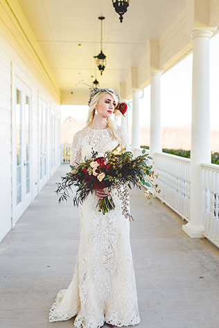 An elegant yet enchanted winter wedding inspiration shoot with red and gold holiday details by Jannet Blas Photography and Blue Dress White Rabbit