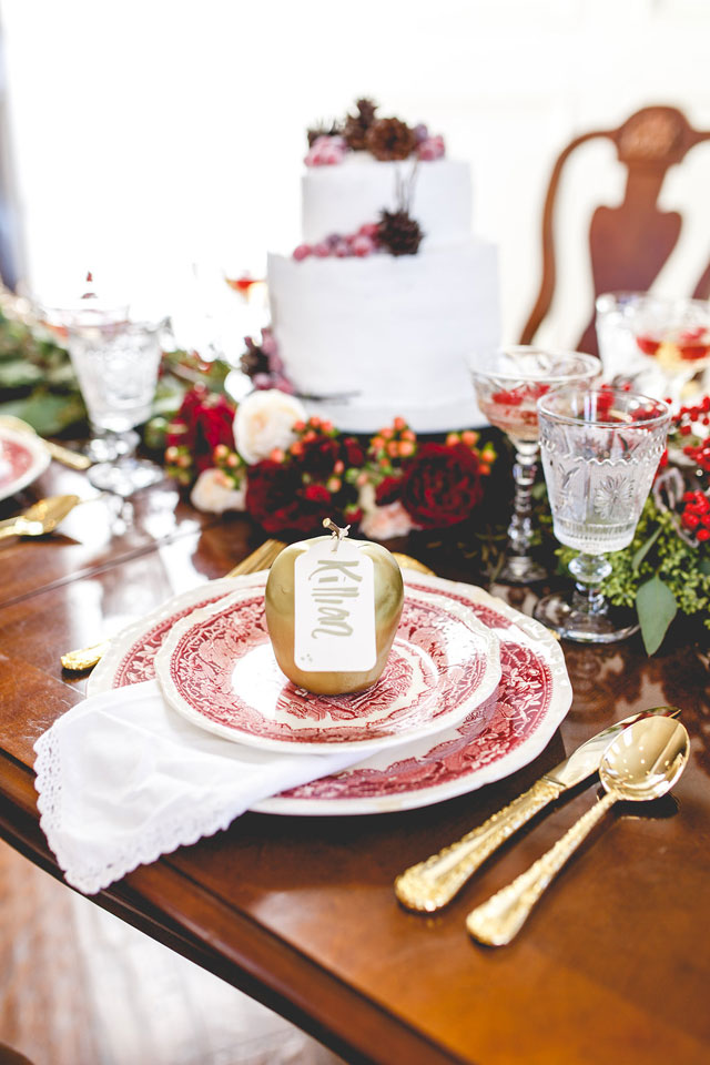 An elegant yet enchanted winter wedding inspiration shoot with red and gold holiday details by Jannet Blas Photography and Blue Dress White Rabbit