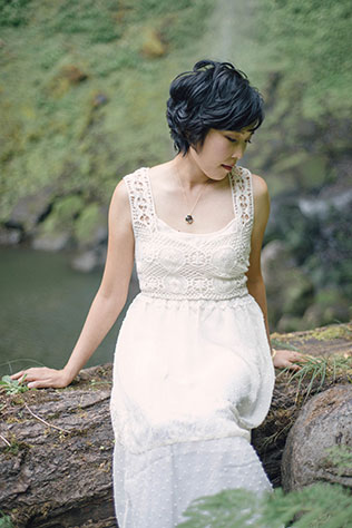 A natural and beautiful brambles and waterfalls wedding inspiration shoot in Oregon // photo by JARFLY: http://jarflyphoto.com || see more on https://blog.nearlynewlywed.com