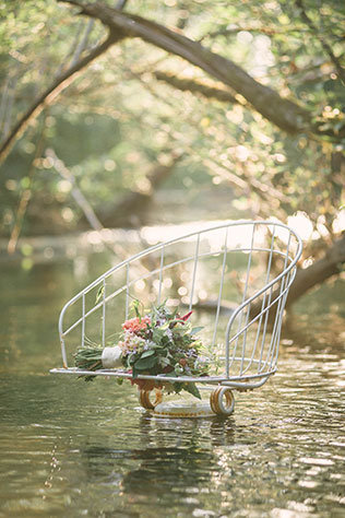 A natural and beautiful brambles and waterfalls wedding inspiration shoot in Oregon // photo by JARFLY: http://jarflyphoto.com || see more on https://blog.nearlynewlywed.com