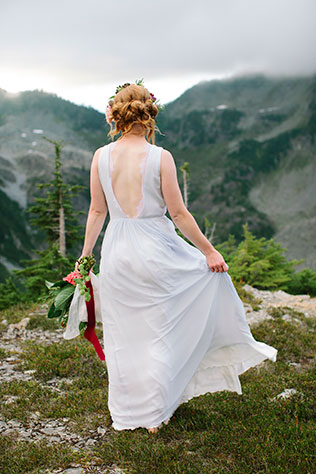 A moody mountain elopement styled shoot at Artist Point with blackberries, a floral crown and an intimate table setting by Karissa Marie Photography