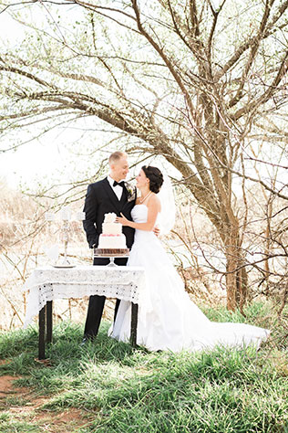 An Oklahoma riverbank wedding inspiration shoot with mother nature as its muse by La Belle Bella Photography