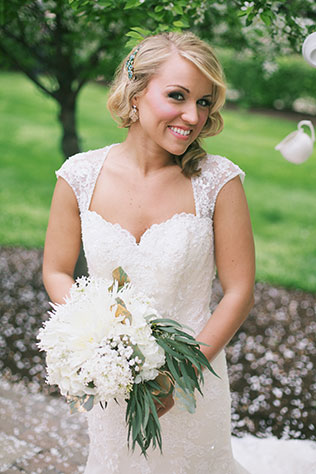 An Oz wedding inspiration shoot with emerald, gold and china details // photo by Lane Baldwin Photography: http://www.lanebaldwinphotography.com || see more on https://blog.nearlynewlywed.com