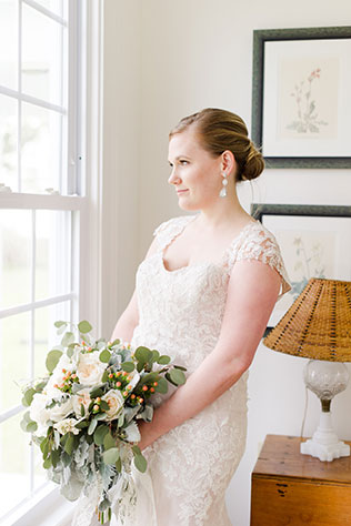 A romantic and sweet Virginia plantation wedding styled shoot featuring a 19th century waterfront estate house by Lauren Simmons Photography