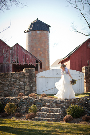 A rich and rustic country wedding inspiration shoot // photos by Lelia Marie Photography: http://www.leliamarie.com || see more on https://blog.nearlynewlywed.com