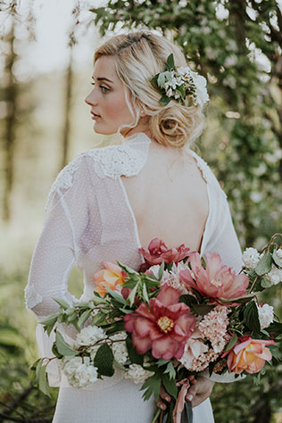 A modern fairy tale wedding styled shoot in the woods with an eco-friendly twist by Marcela Pulido Photography and Rose & Stone