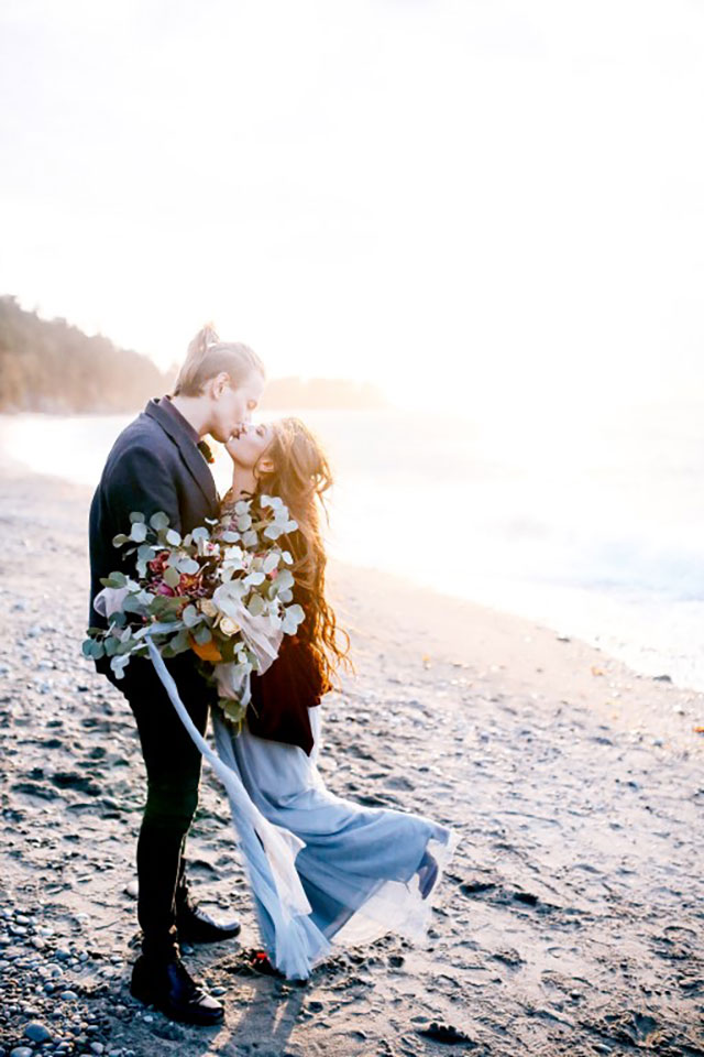 A moody and windswept seaside wedding inspiration shoot in bold tones of burgundy and black by Maria Grinchuk