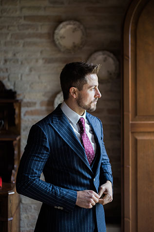 A stunning styled shoot with wedding inspiration for the groom, including a cigar bar and a barber, by Matteo Crescentini