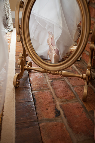 A beautiful ballet bridal session at a romantic Southern estate // photos by QuoteLife Photography: http://www.quotelifephotography.com || see more on https://blog.nearlynewlywed.com