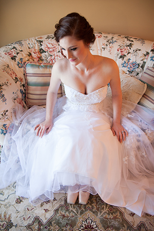A beautiful ballet bridal session at a romantic Southern estate // photos by QuoteLife Photography: http://www.quotelifephotography.com || see more on https://blog.nearlynewlywed.com
