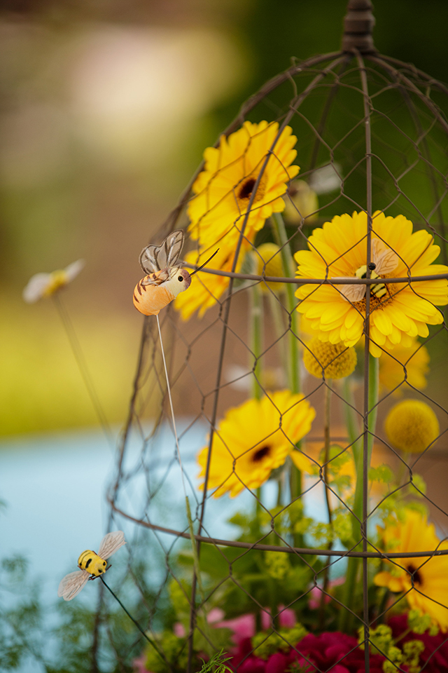 A whimsical bee-themed styled shoot with bright garden wedding inspiration // photos by Rick+Anna Photography: http://www.rickplusanna.com || see more on https://blog.nearlynewlywed.com