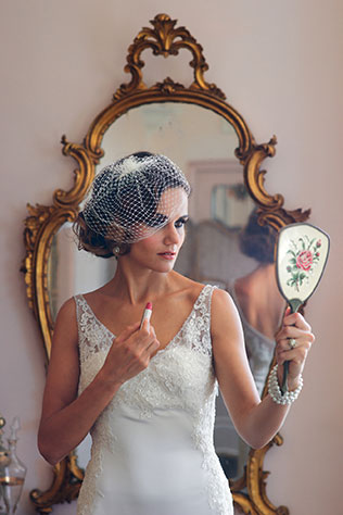 A glamorous, pearl-draped wedding styled shoot in Italy inspired by the Belle Epoque period | Rossini Photography: http://www.rossiniphotography.it