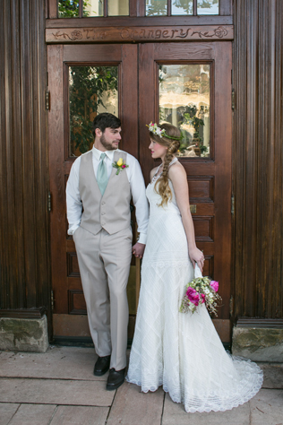 A styled shoot inspired by The Secret Garden by Star Noir Studio, LB Floral and HoneyBee Events || see more on blog.nearlynewlywed.com