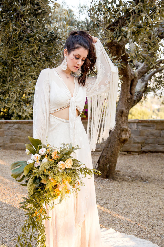 A rustic and romantic Villa Le Fontanelle wedding styled shoot in Florence with al fresco dining and a mod 60s vibe by Storyett and The Tuscan Wedding