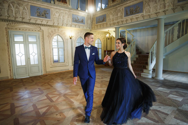 A uniquely beautiful black swan wedding inspiration shoot at the Postal Court in Karlsbad, Czech Republic by Yana Zolotoverkhaya