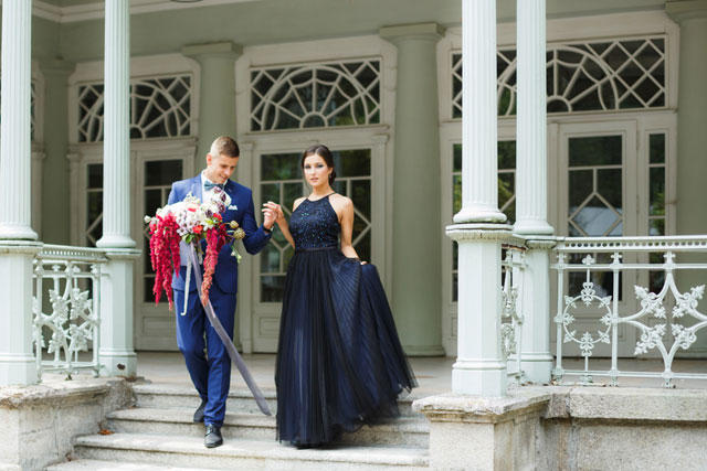 A uniquely beautiful black swan wedding inspiration shoot at the Postal Court in Karlsbad, Czech Republic by Yana Zolotoverkhaya
