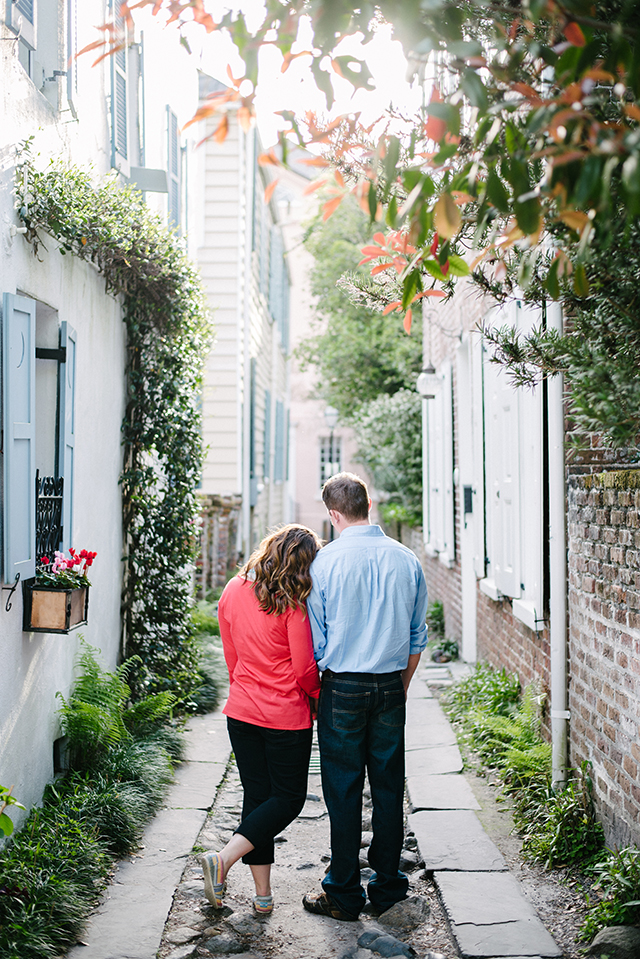 A sweet Southern engagement session in downtown Charleston // photos by Aaron and Jillian Photography: http://www.aaronandjillian.com || see more at: https://blog.nearlynewlywed.com/real-couples/engagements/sweet-southern-engagement-session-downtown-charleston