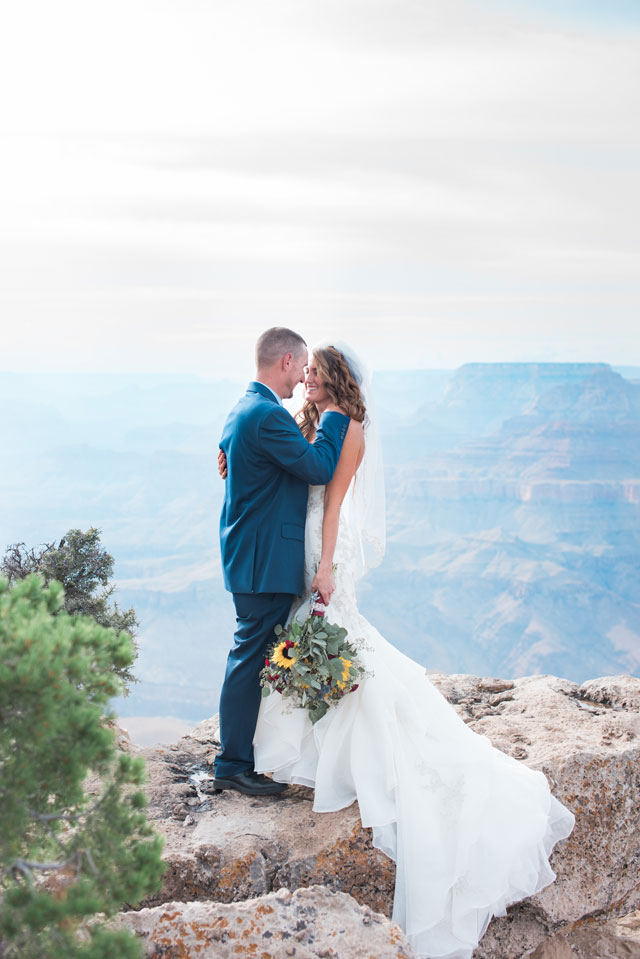 A simple and intimate Grand Canyon wedding by Alisha Hunsaker Photography