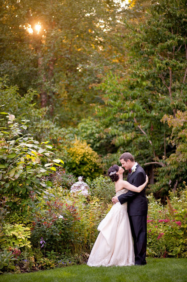 A private estate wedding in New York with elegant yet rustic autumn details by Amber Kay Photography