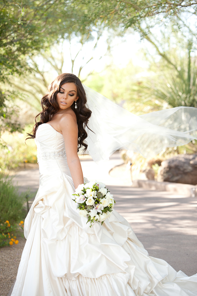 A spring wedding in the desert with succulents and green apples by Andrea Brewster Photography || see more on blog.nearlynewlywed.com