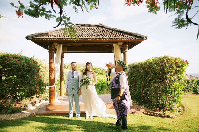 A quiet and intimate Maui wedding with sunset at the beach by Anna Kim Photography
