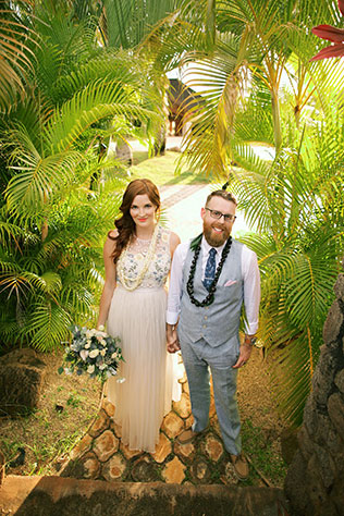 A quiet and intimate Maui wedding with sunset at the beach by Anna Kim Photography