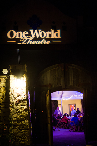 A creative and unique theatre wedding at One World Theatre in Austin // photos by AzulOx Photography: http://azulox.com || see more on https://blog.nearlynewlywed.com
