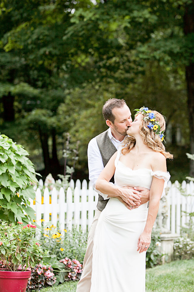 A bohemian, barefooted and sunflower-embellished wedding | Brigham & Co: brighamandco.com