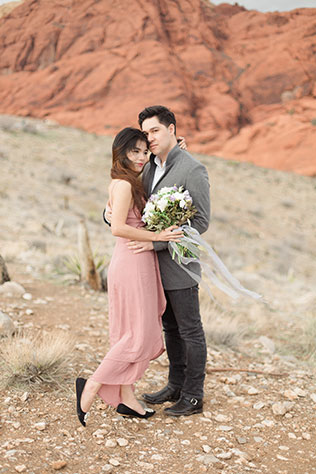 A romantic desert anniversary session at Red Rock Canyon by Carography Studios