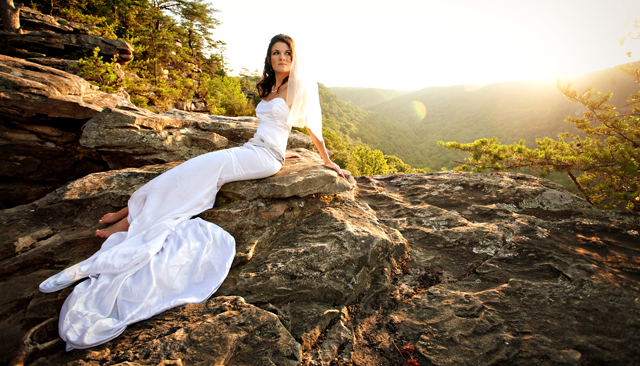 A hippie chic wedding at Buzzard's Roost in Tennessee // photos by Chris and Adrienne Scott Photographers: http://www.chrisandadriennescott.com || see more on https://blog.nearlynewlywed.com