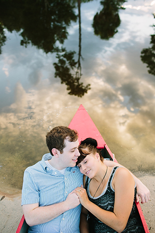 A romantic canoeing engagement session in Florida's Riverbend Park // photos by Churchill's Photography: http://www.churchillsphotography.com || see more on https://blog.nearlynewlywed.com