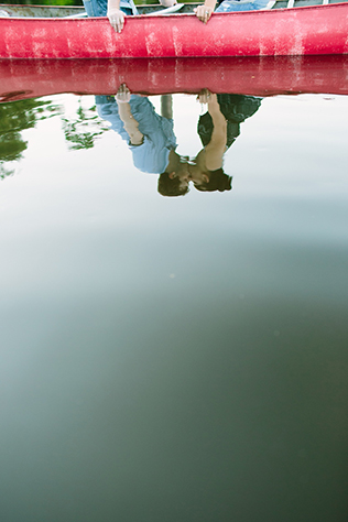 A romantic canoeing engagement session in Florida's Riverbend Park // photos by Churchill's Photography: http://www.churchillsphotography.com || see more on https://blog.nearlynewlywed.com